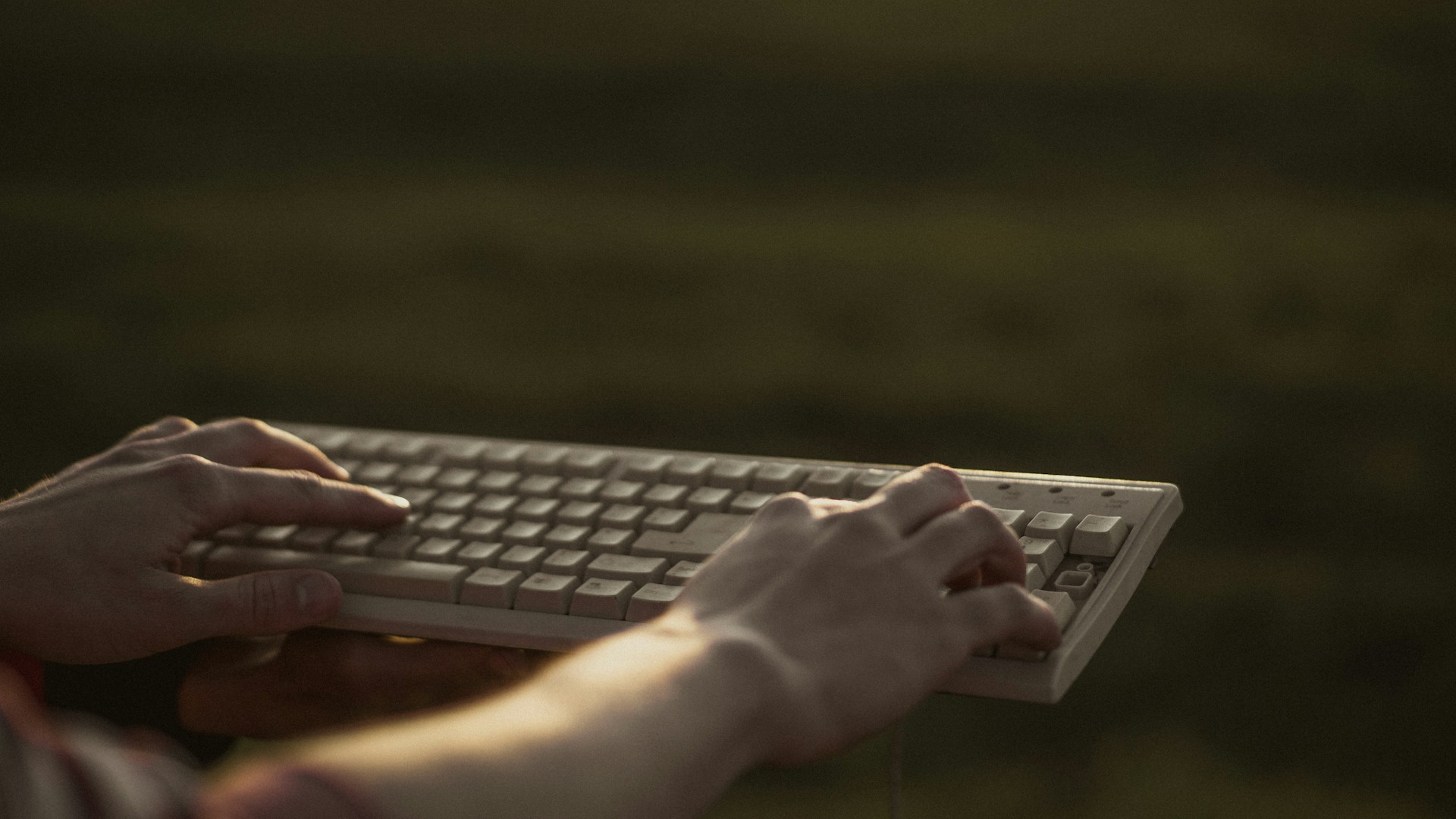 Студент IT-школы работает за ноутбуком